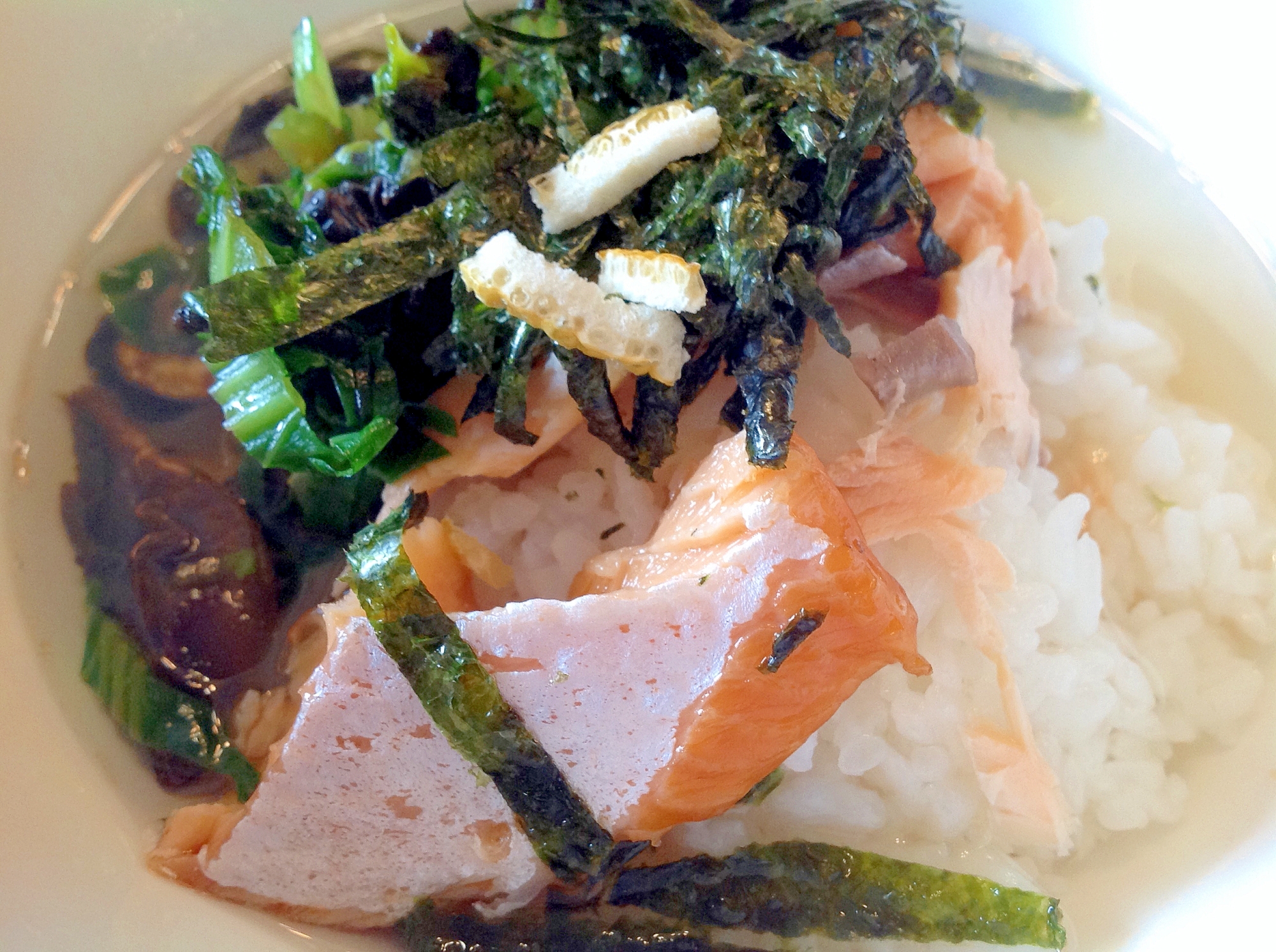 焼き鮭と炒めた小松菜と椎茸のお茶漬け
