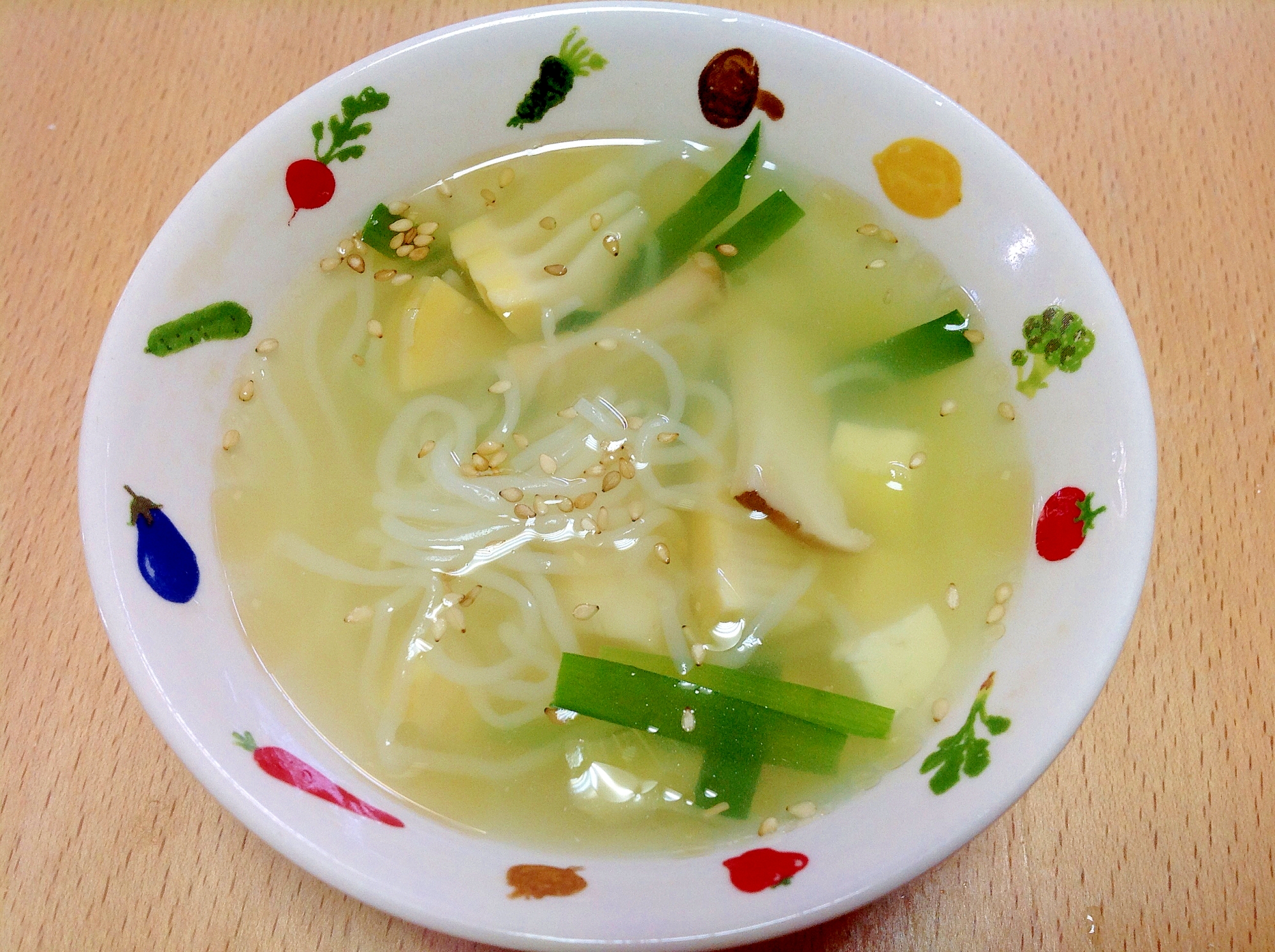 器に盛られた、糸こんにゃく入り中華スープ