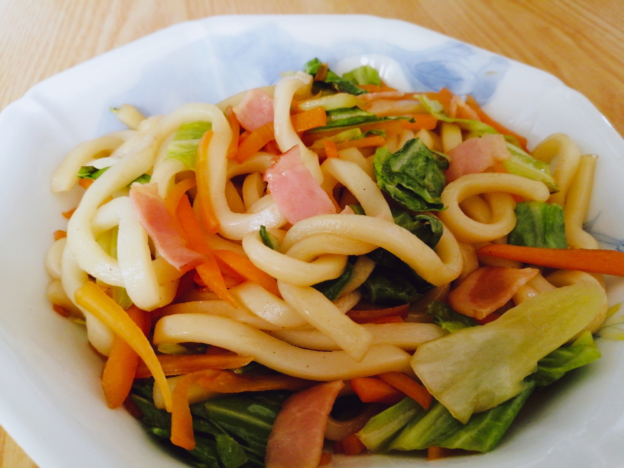 キャベツと人参とベーコンの焼きうどん