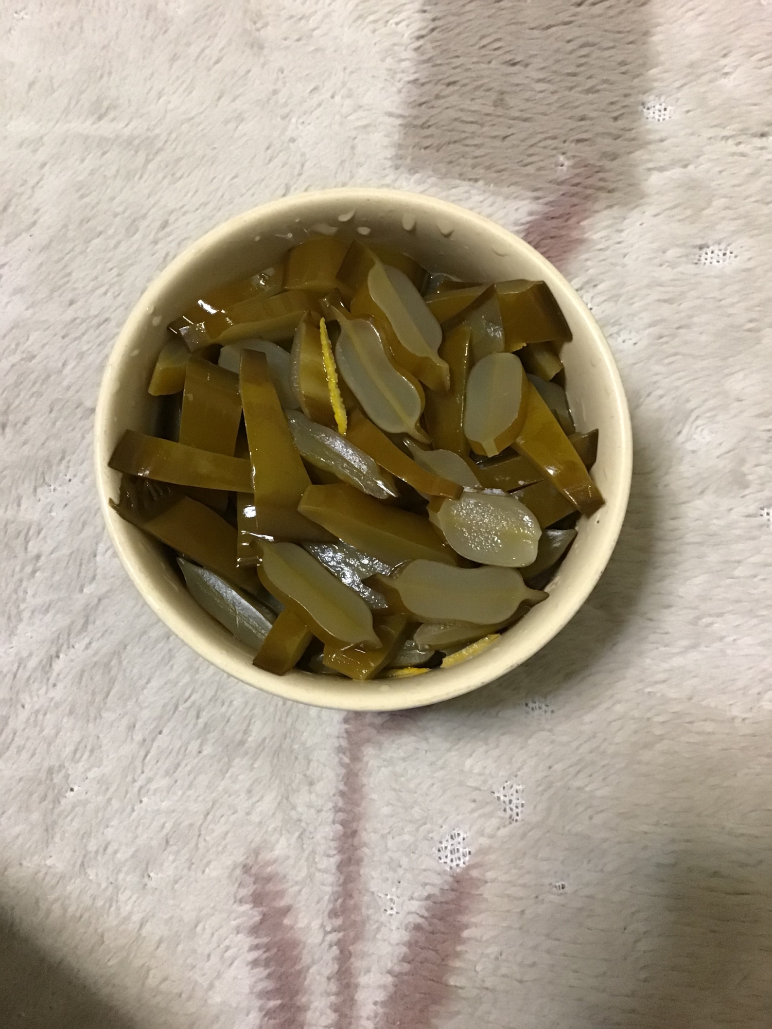 ゆず香る茎ワカメの三杯酢漬け。