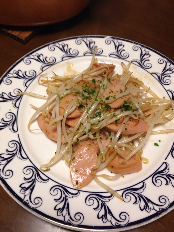 もやしと魚肉ソーセージのバター醤油炒め