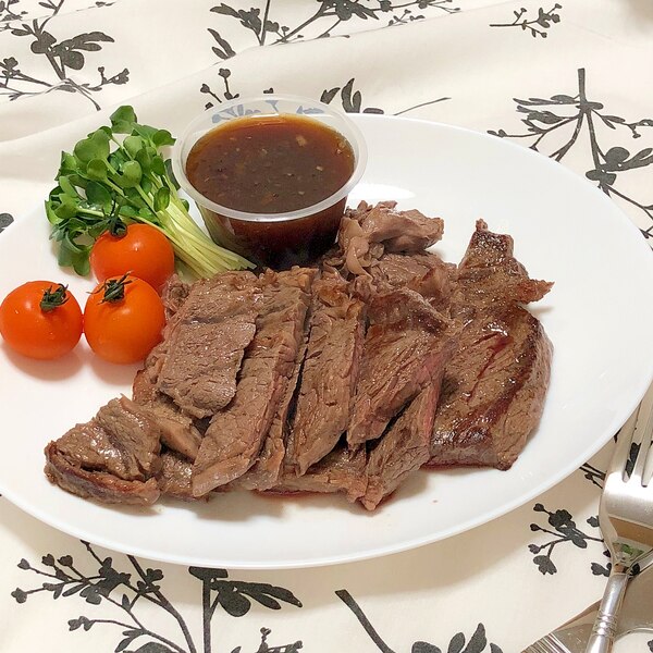 ビーフステーキ オニオンステーキソースで レシピ 作り方 By まかろん 楽天レシピ ビーフステーキ オニオンステーキソースで レシピ 作り方 By まかろん 楽天レシピ