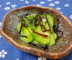 簡単副菜♪きゅうりの塩昆布もみ