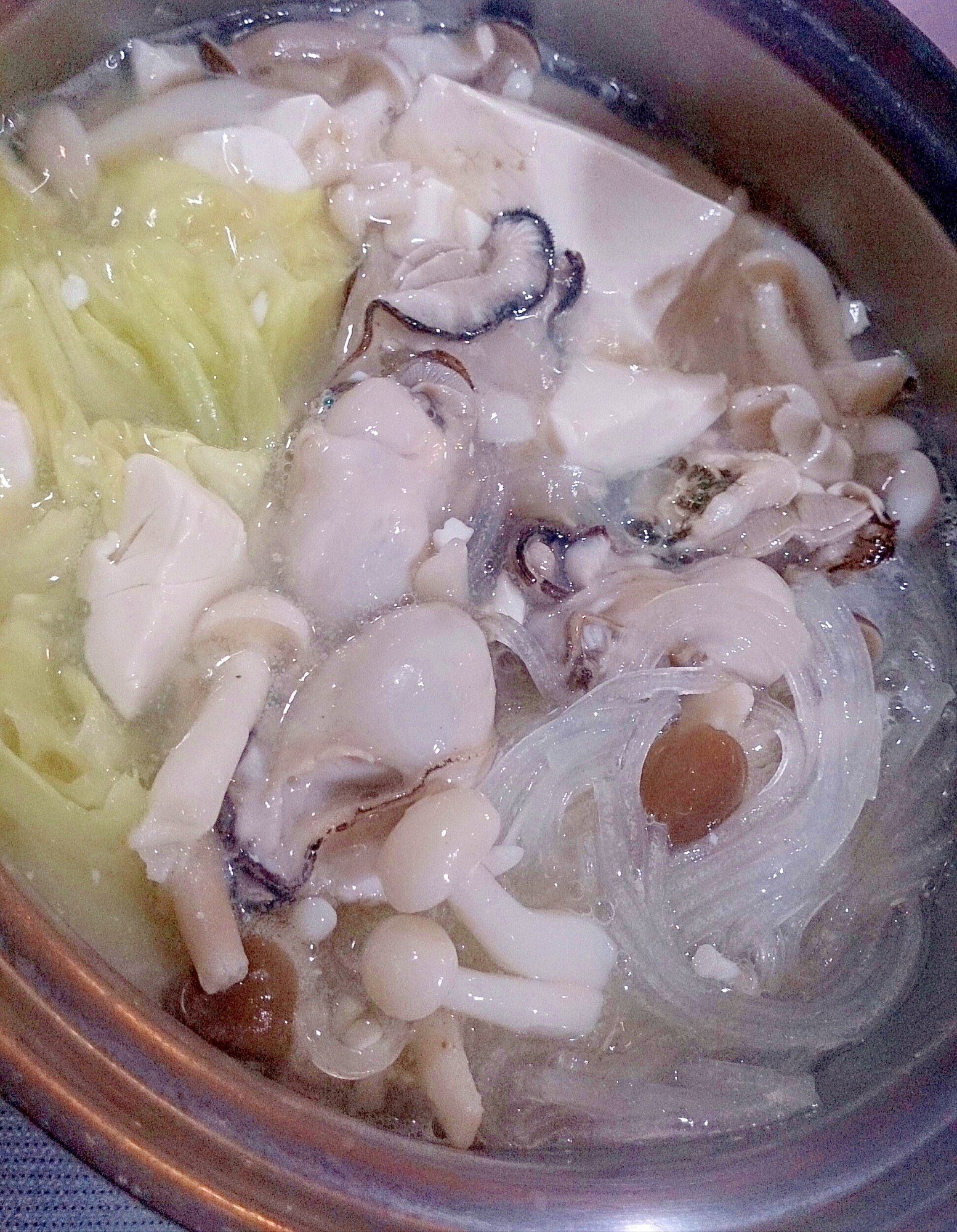 牡蠣と春キャベツとマロニーの湯豆腐