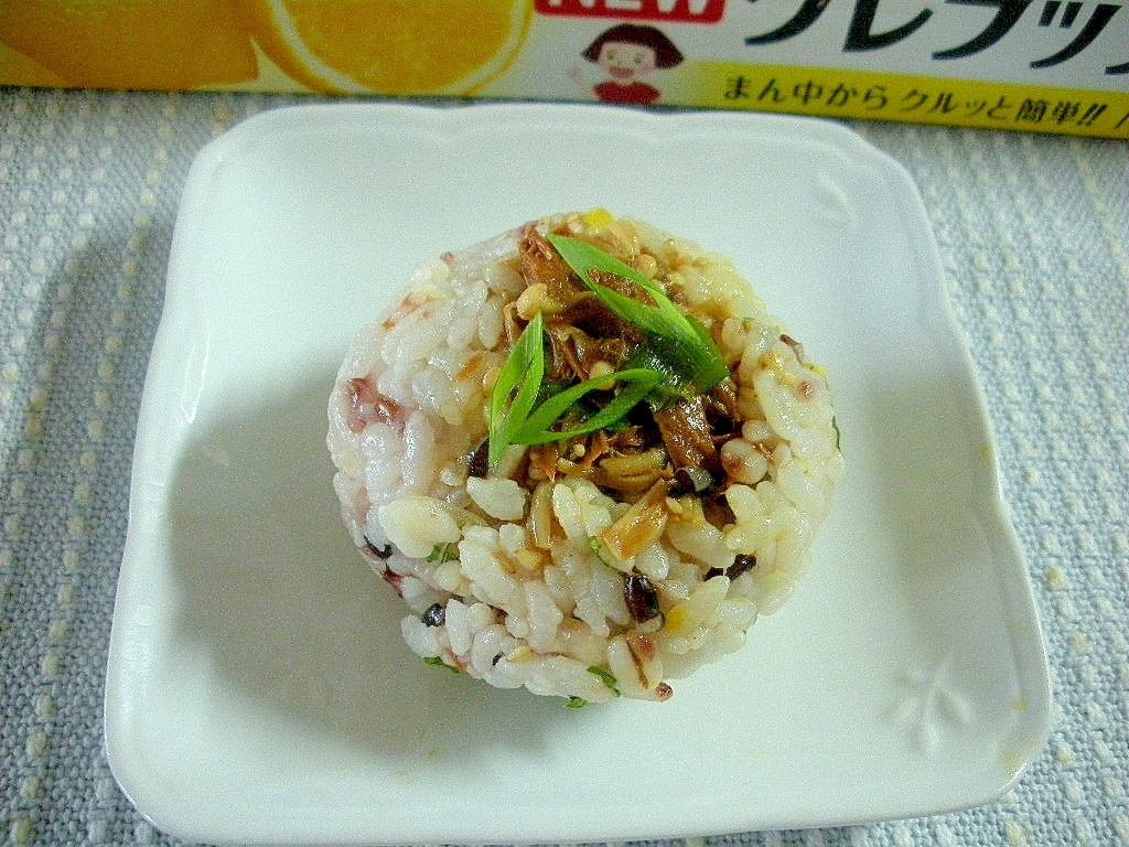 カツオしょう油煮缶とエノキとねぎのさっと煮おにぎり