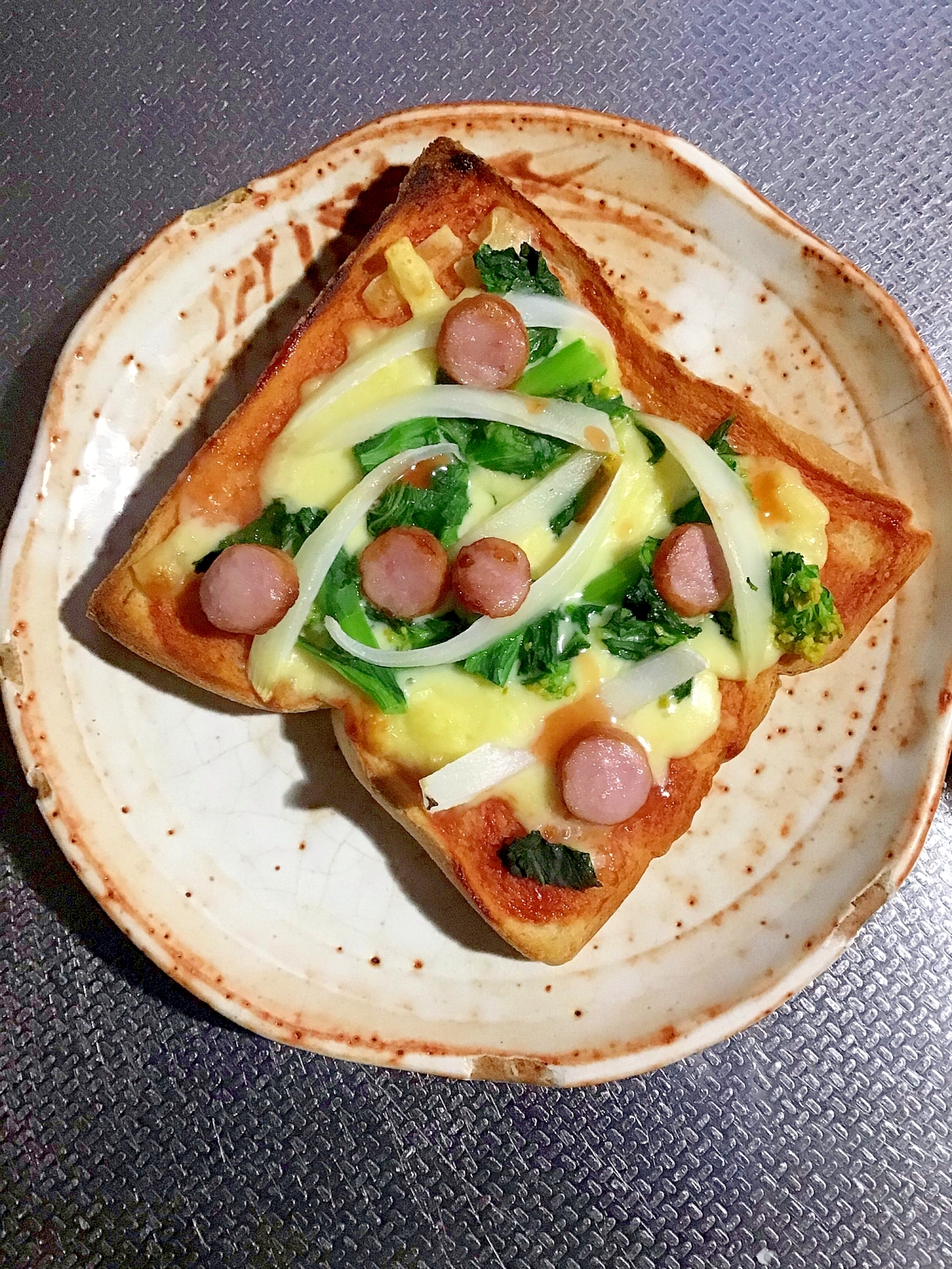 菜の花とウインナーと玉ねぎのピザトースト。