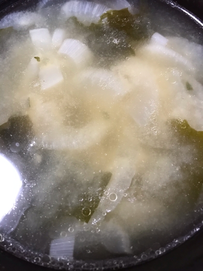 《節約簡単スープ》甘味たっぷり！春キャベツの味噌汁