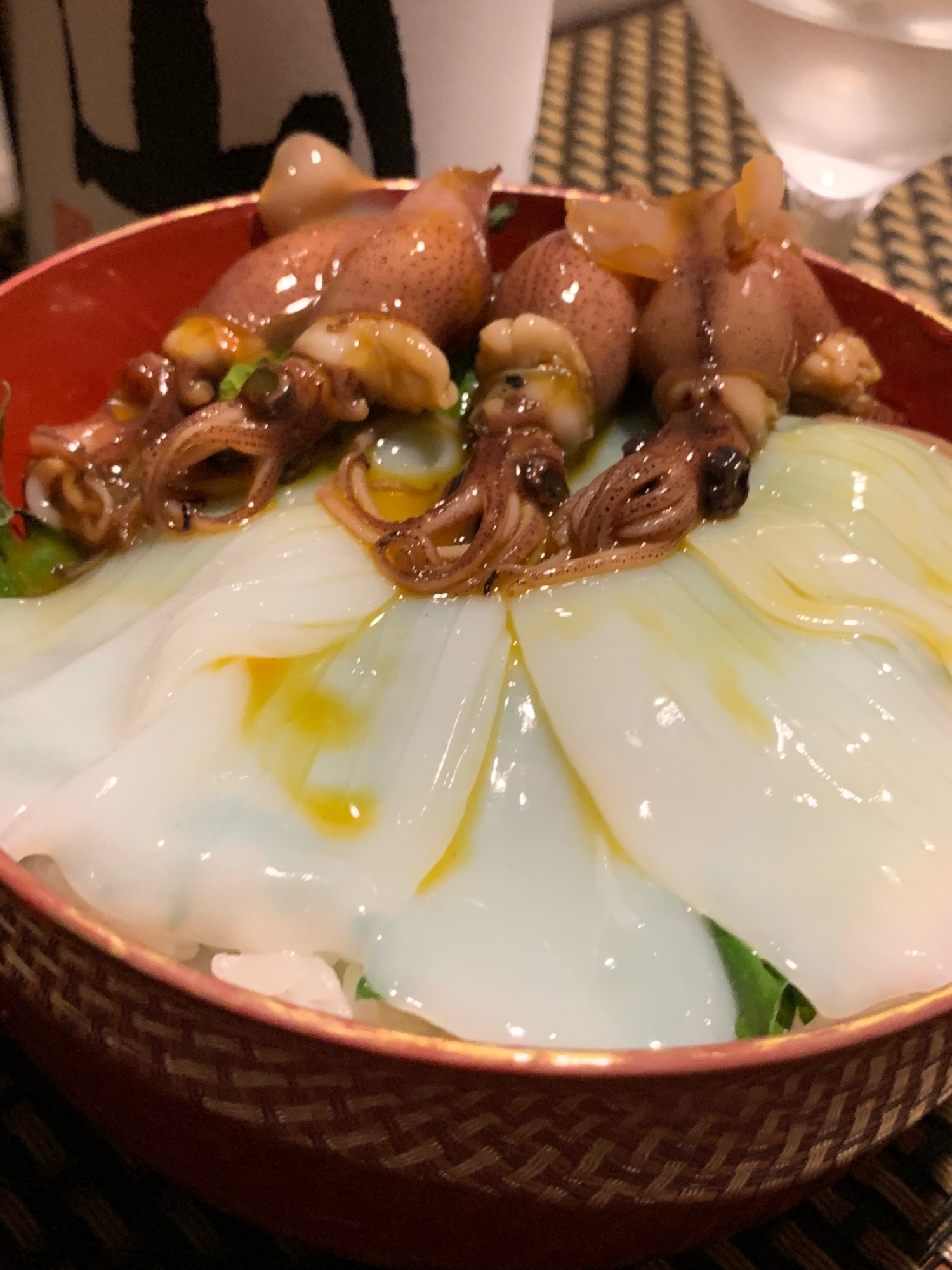 ご飯もお酒もすすむ、イカとホタルイカの２色丼