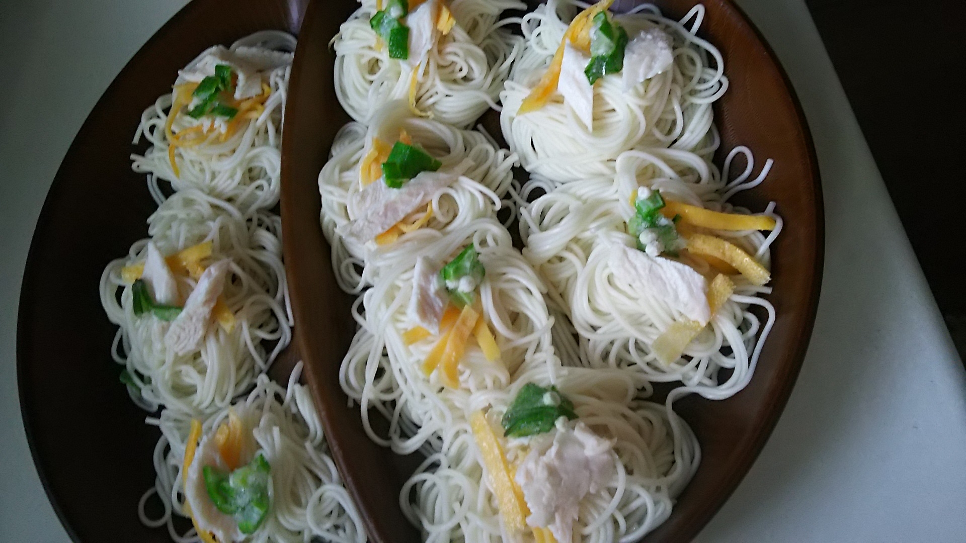 ひとくち素麺。錦糸玉子と茹で鶏むね肉、オクラ添え