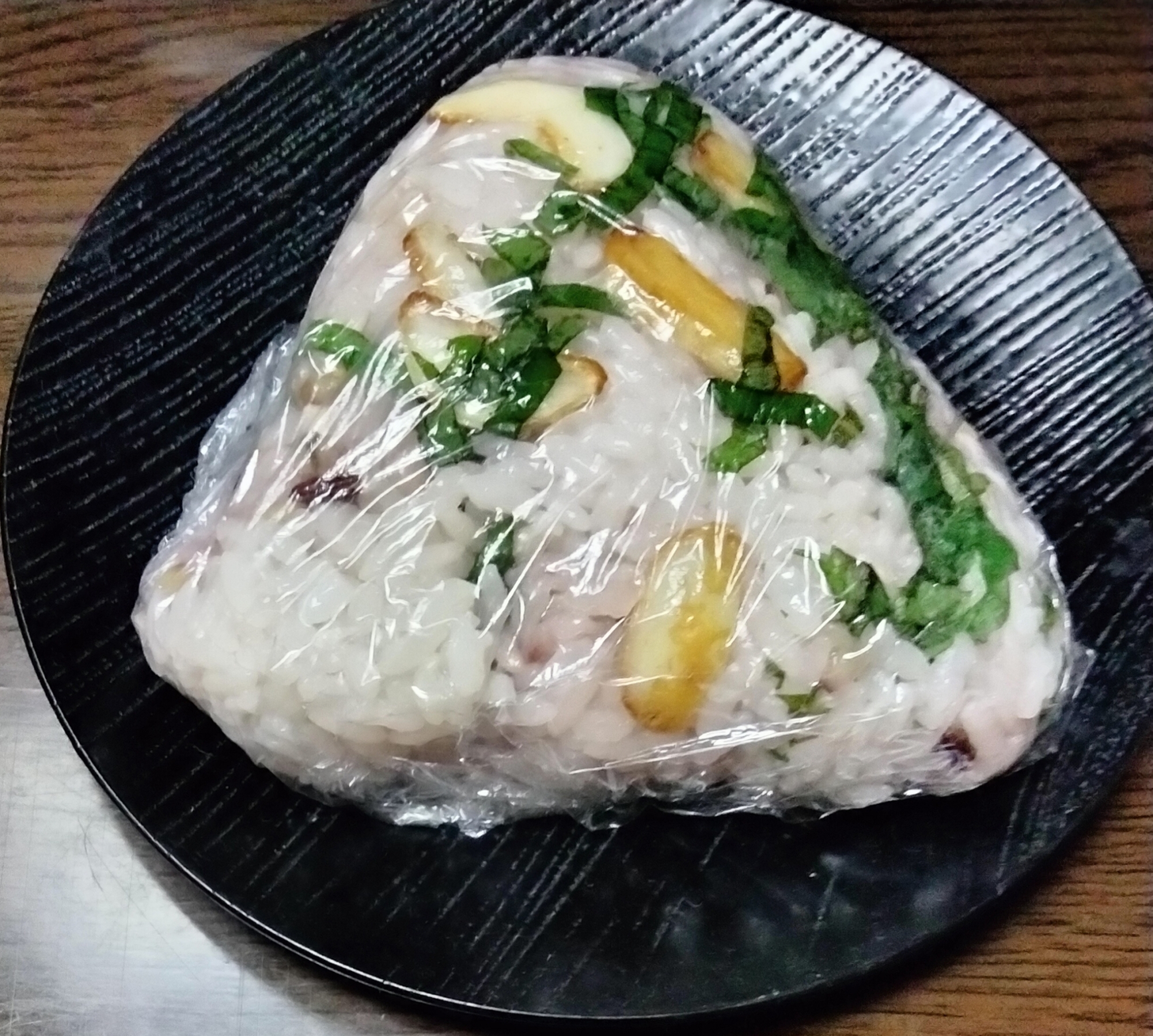 雑穀ごはんおにぎり 炒めたにんにく&大葉