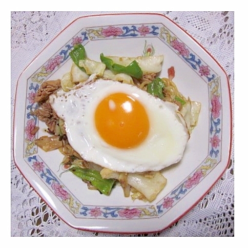 ソース焼きそば（目玉焼き・牛こま・ピーマンetc）