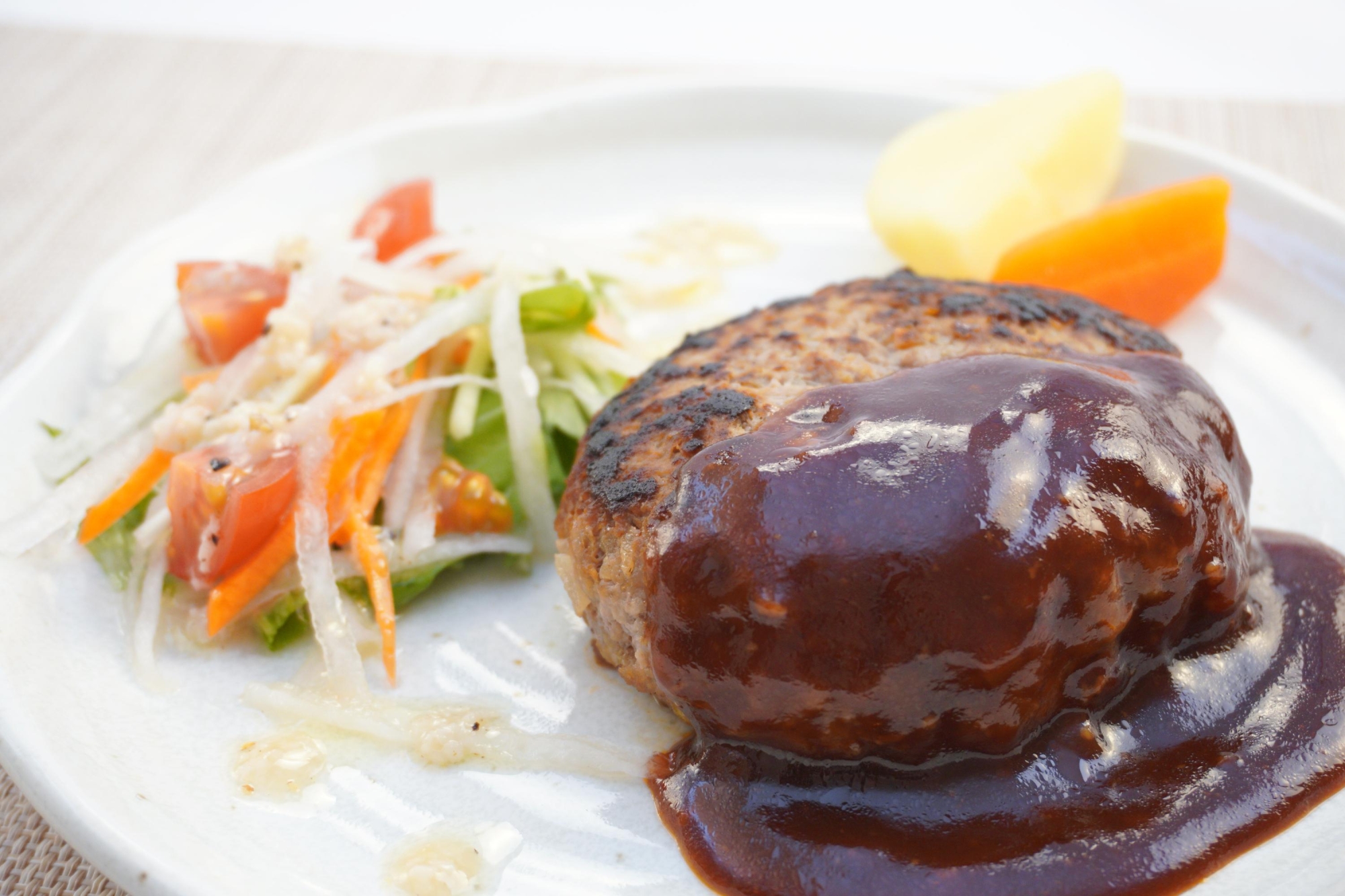 つなぎ、下味不要　玉ねぎ麹のハンバーグ