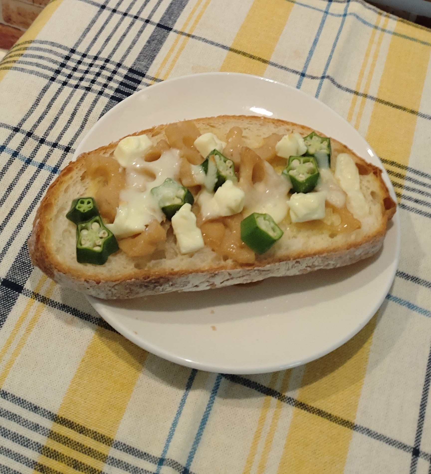 れんこんとオクラのピザトースト