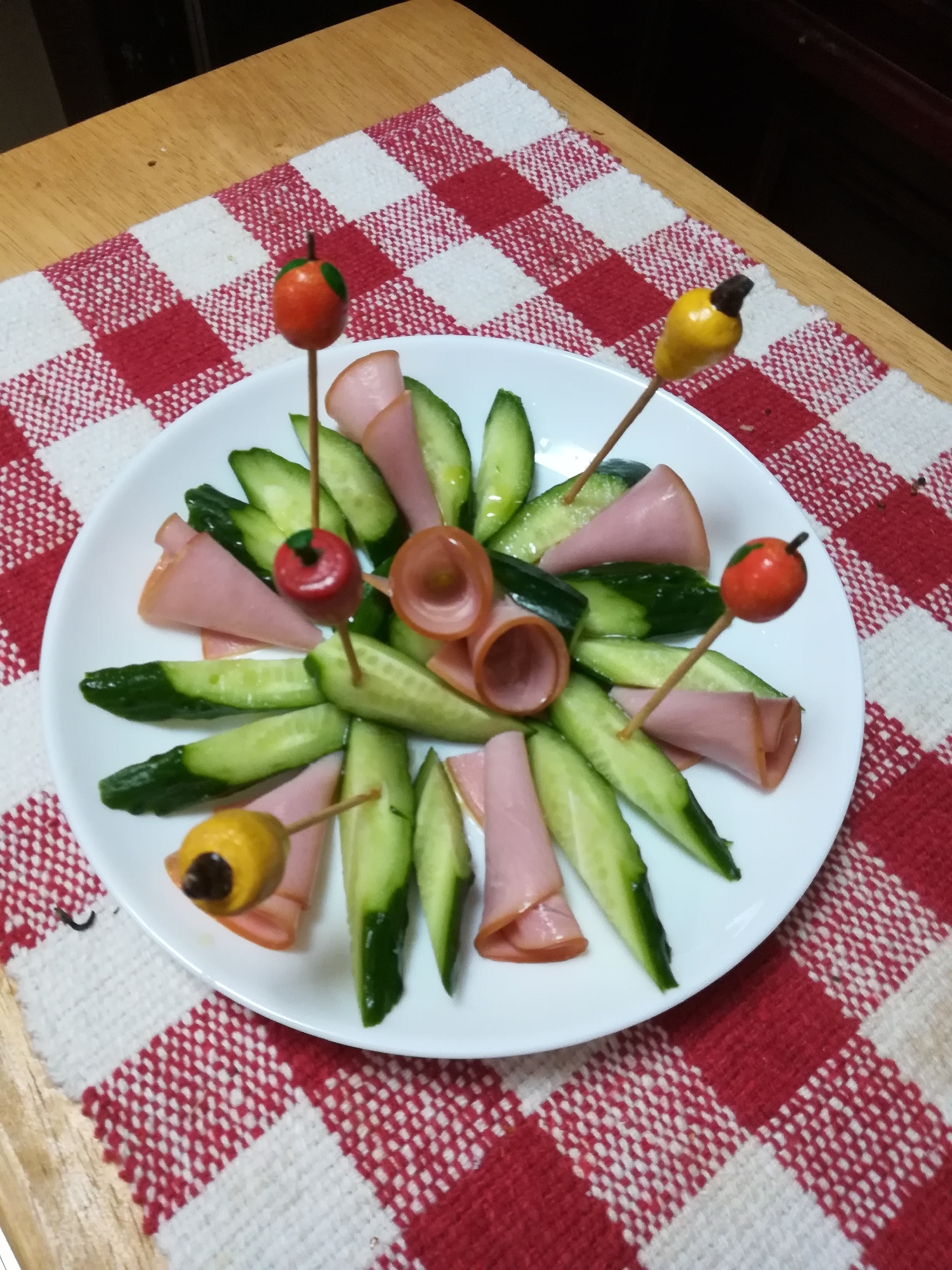 時短 おしゃれでたのしい きゅうりとハムのサラダ レシピ 作り方 By こってぃさん 楽天レシピ 時短 おしゃれでたのしい きゅうりとハムのサラダ レシピ 作り方 By こってぃさん 楽天レシピ