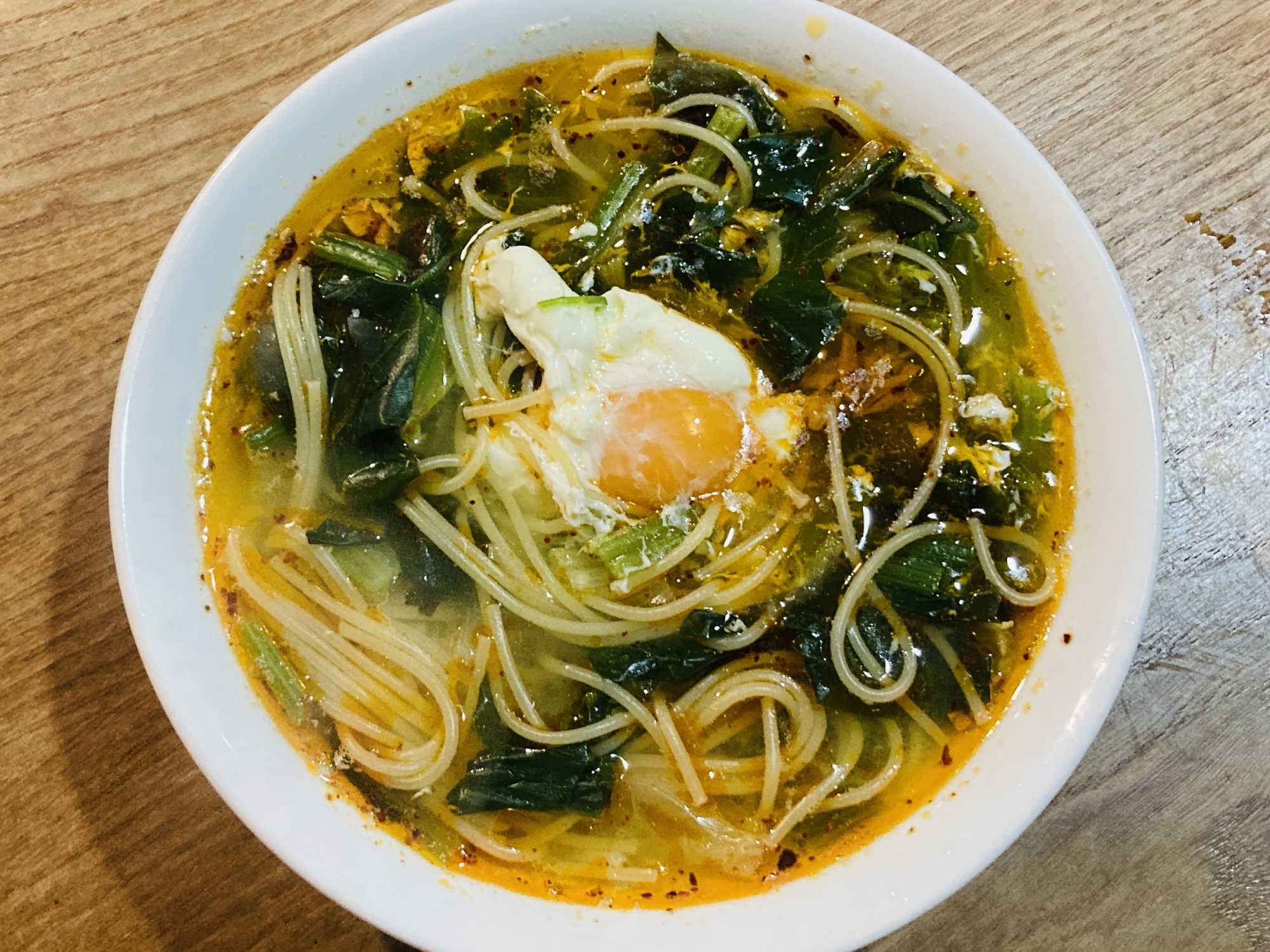 ほうれん草と卵のピリ辛スープパスタ