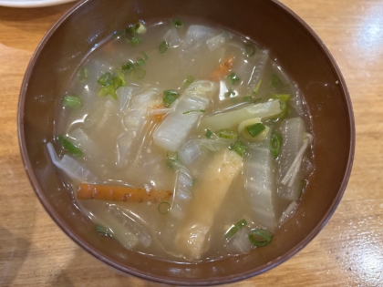 白菜とニンジンの味噌汁