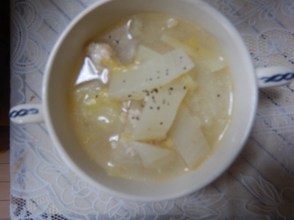 白菜、人参、玉ねぎ、じゃがいものコンソメスープ