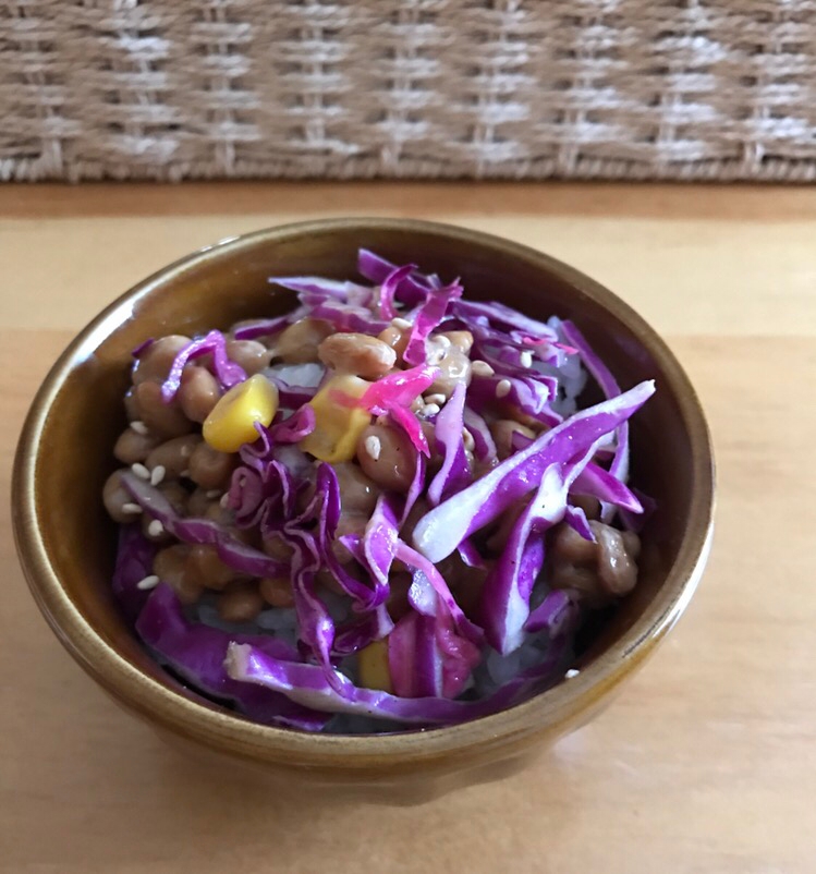 紫キャベツとコーンの甘酢和え納豆ごはん