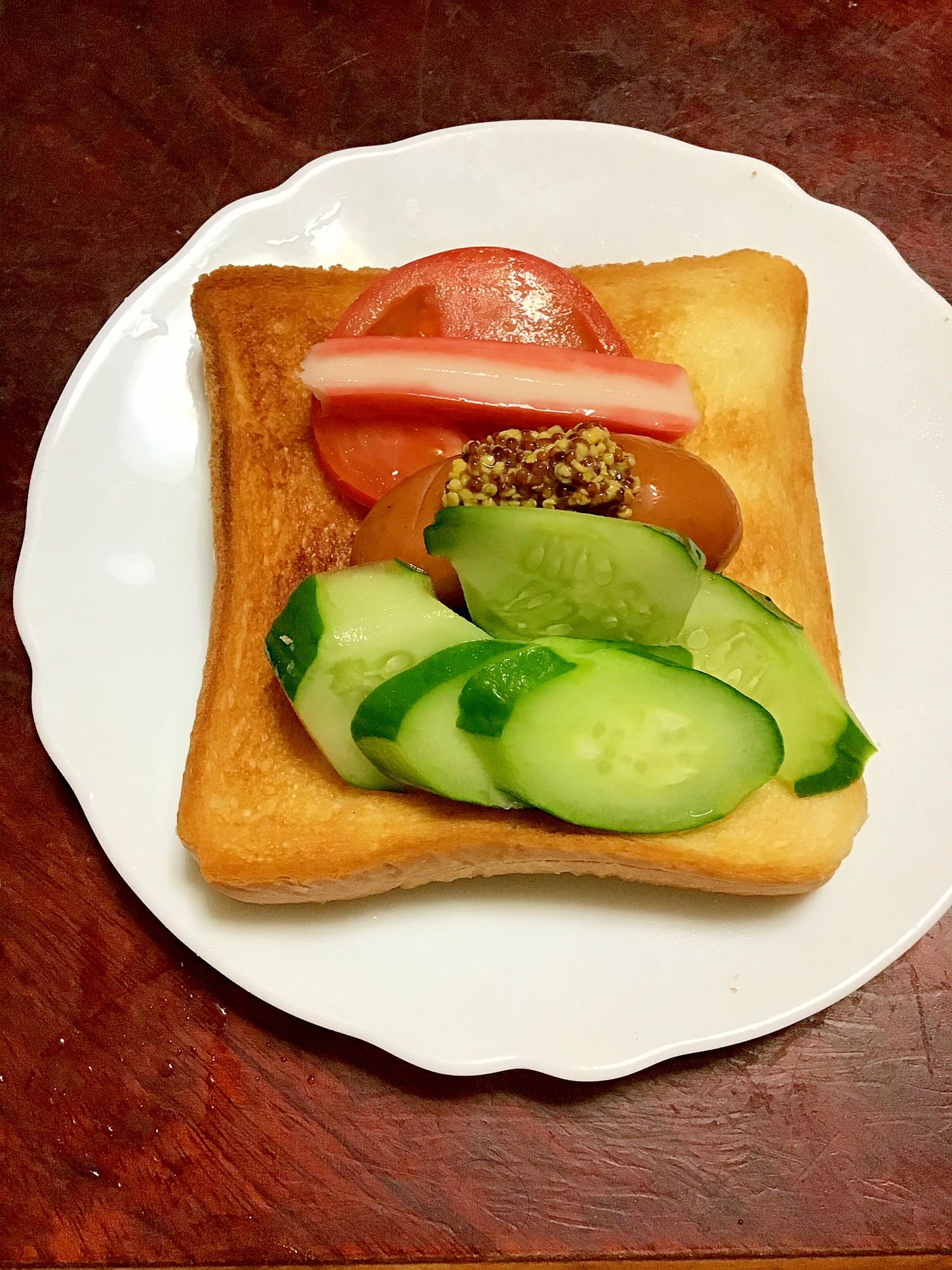 カニカマとソーセージと野菜の食パンサンド。