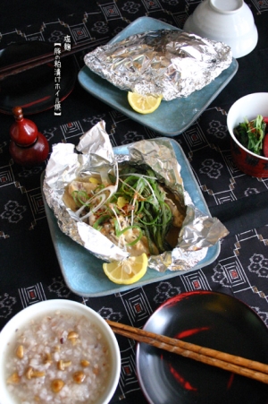 青い皿に盛り付けた豚の粕漬けホイル焼き