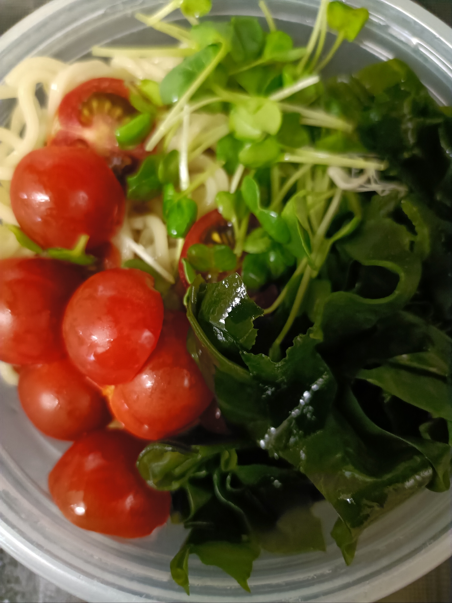 わかめとミニトマトとかいわれ大根のざるラーメン