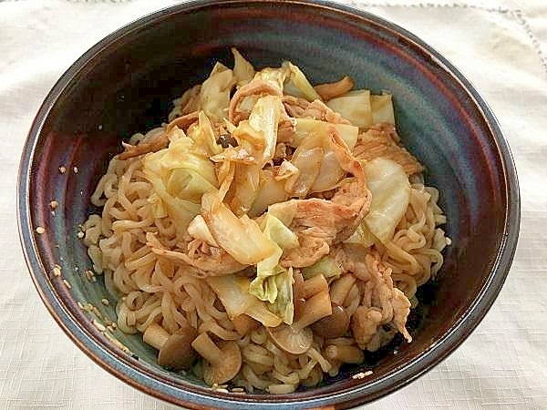 ピリ辛醤油味の袋ラーメンでまぜまぜ油そば