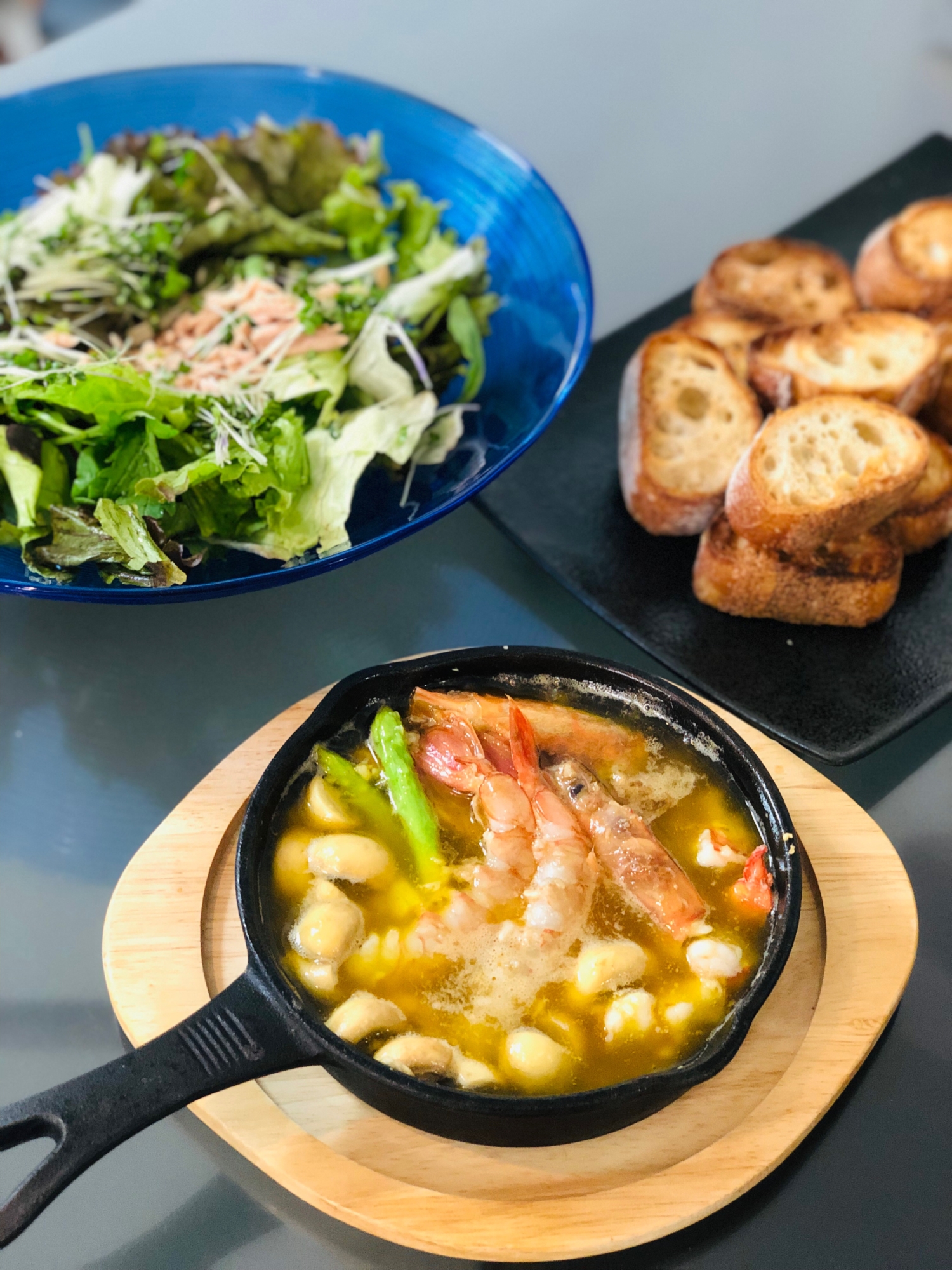 スキレットに入った、赤エビのアヒージョ