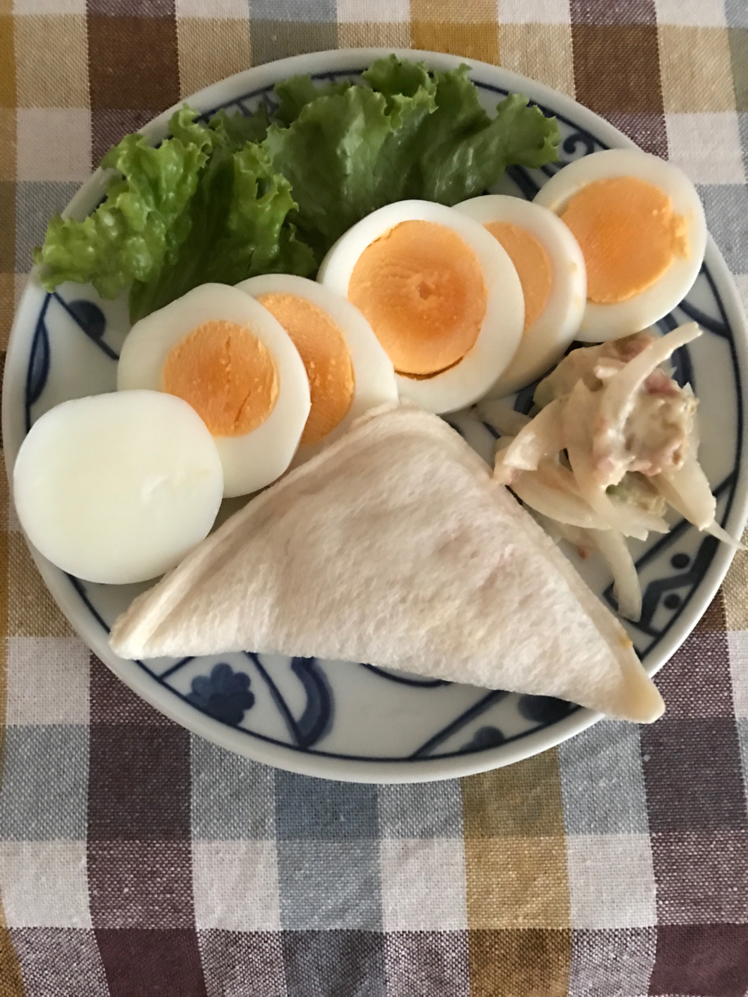 ゆで卵とランチパック風サンドの朝ごはんプレート