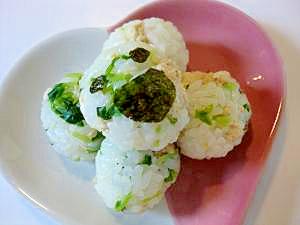 赤ちゃんの手づかみ食べにも そぼろと豆苗のおにぎり レシピ 作り方 By Hottyoi 楽天レシピ