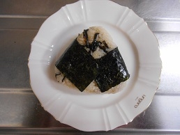 haruru88さん、こんにち♪焼き海苔なくて、味海苔でごめんねm(__)m塩昆布は間違いなく美味しいよねー！相方のお昼に持たせました！ごちそうさま(^^)