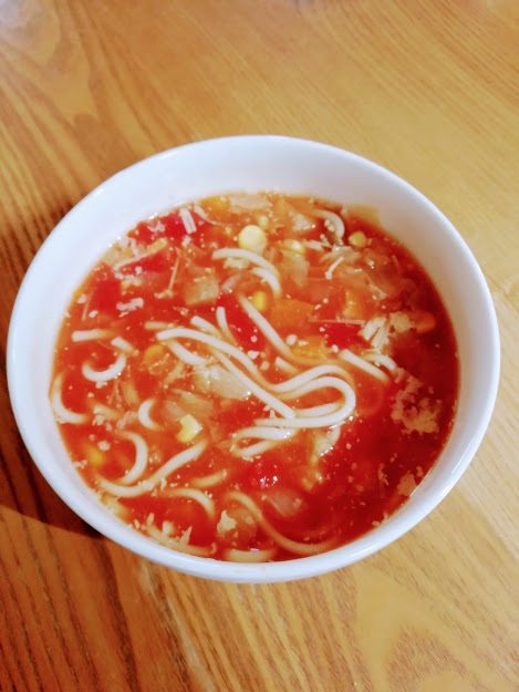 白い器に盛られたトマトちゃんぽん