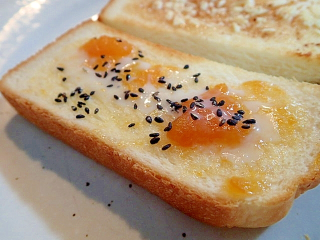 杏ジャムと黒ごまのトースト