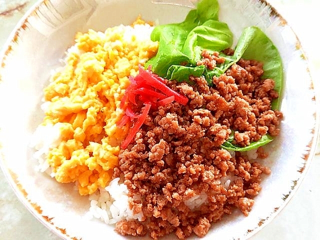 シンプルなそぼろで!ひき肉と卵のカラフルそぼろご飯