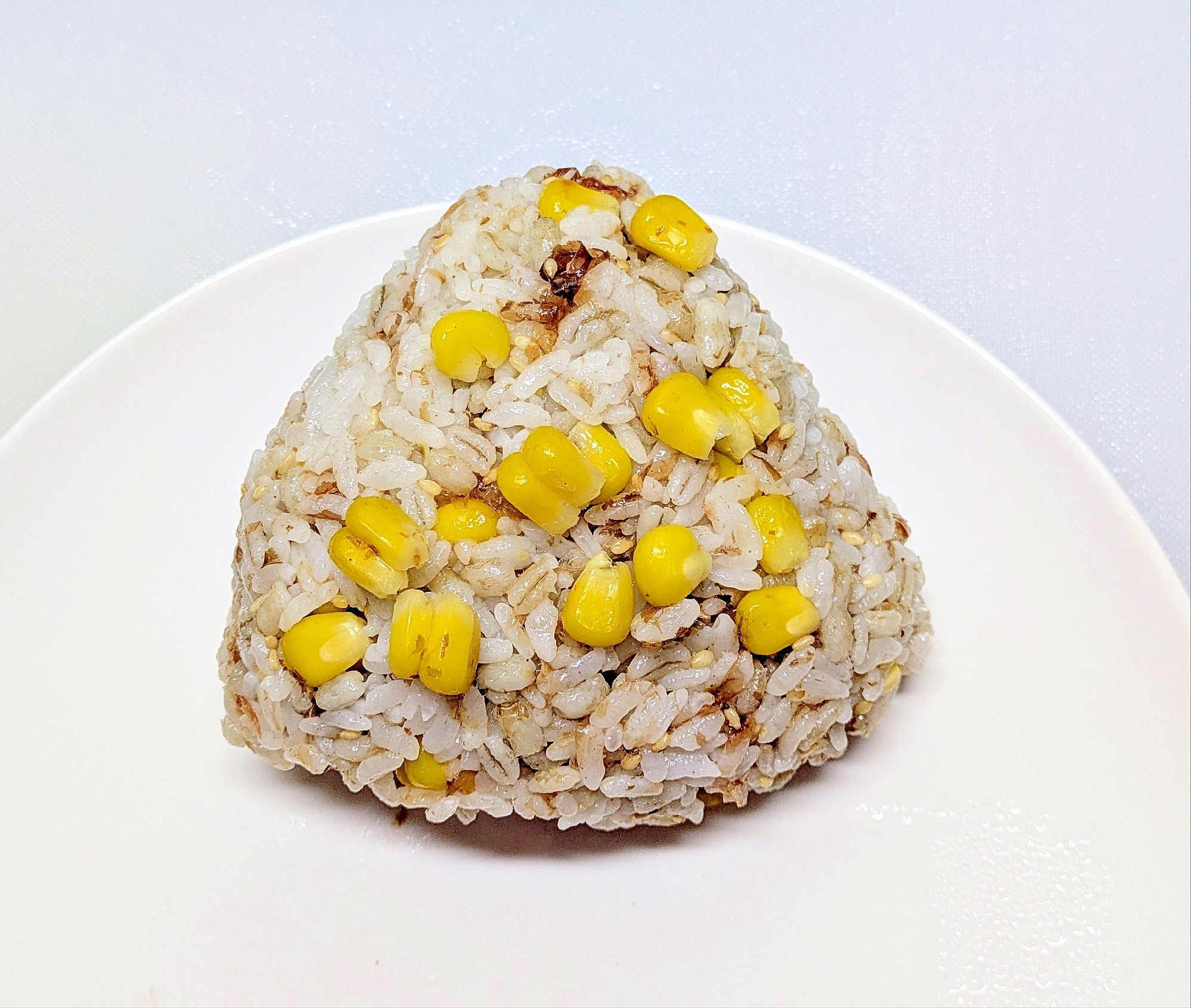 とうもろこし・おかか・チーズのおにぎり