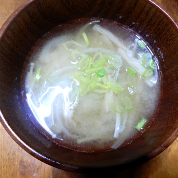 えのき、たまねぎ、小ねぎのお味噌汁