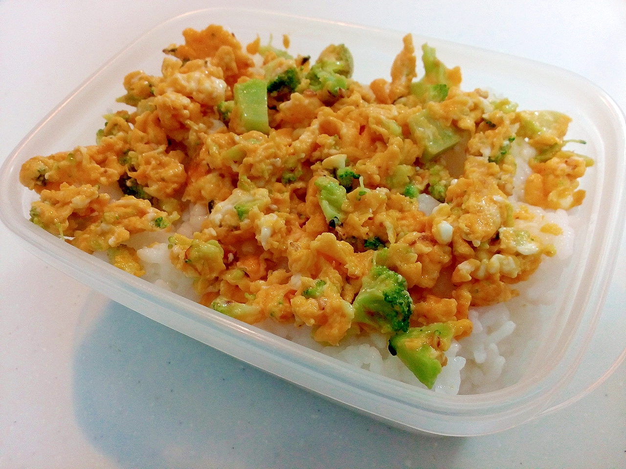 お弁当　ブロッコリーと小魚振りかけの卵炒め丼