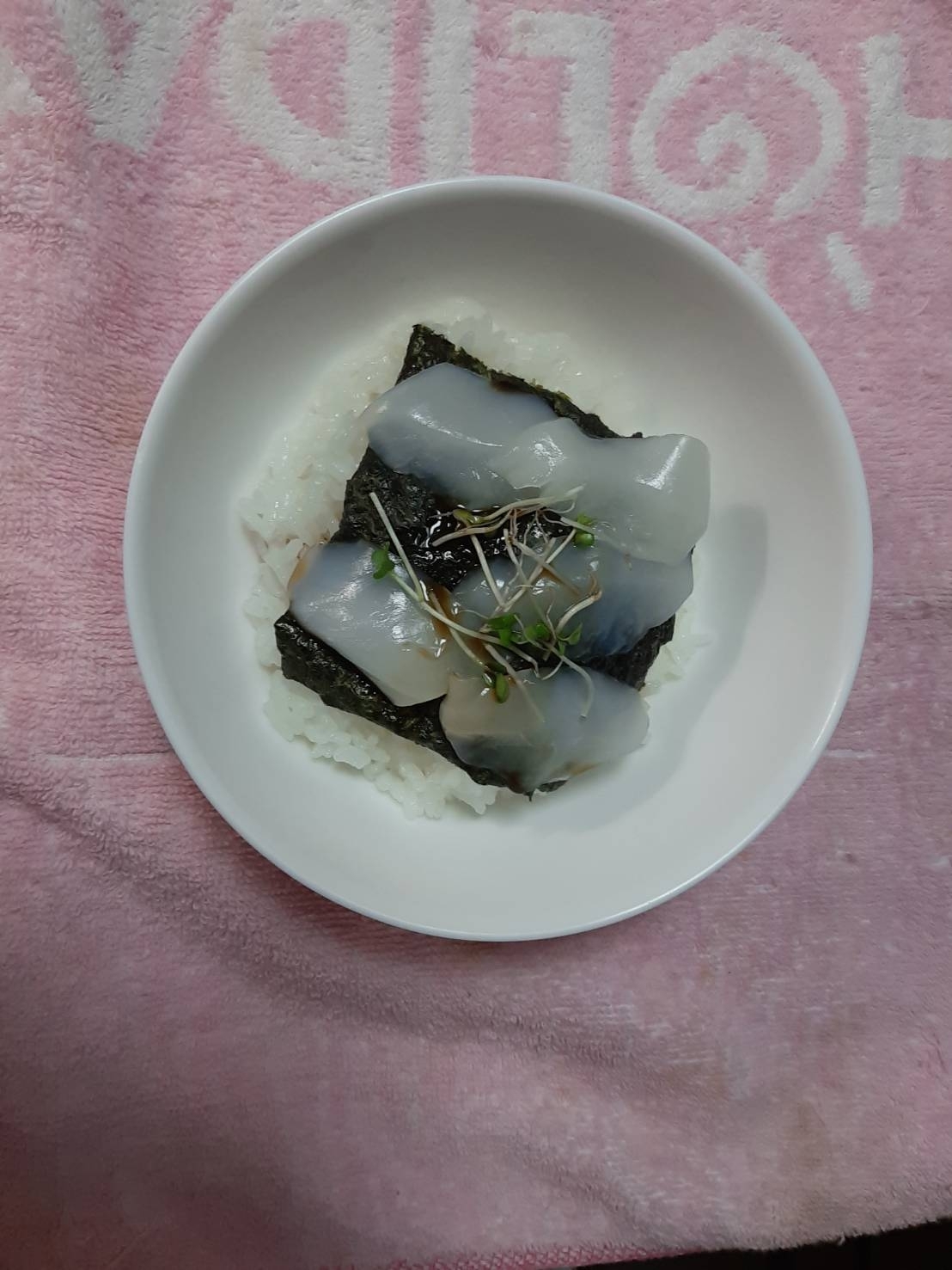 海苔をのせたやりいか丼