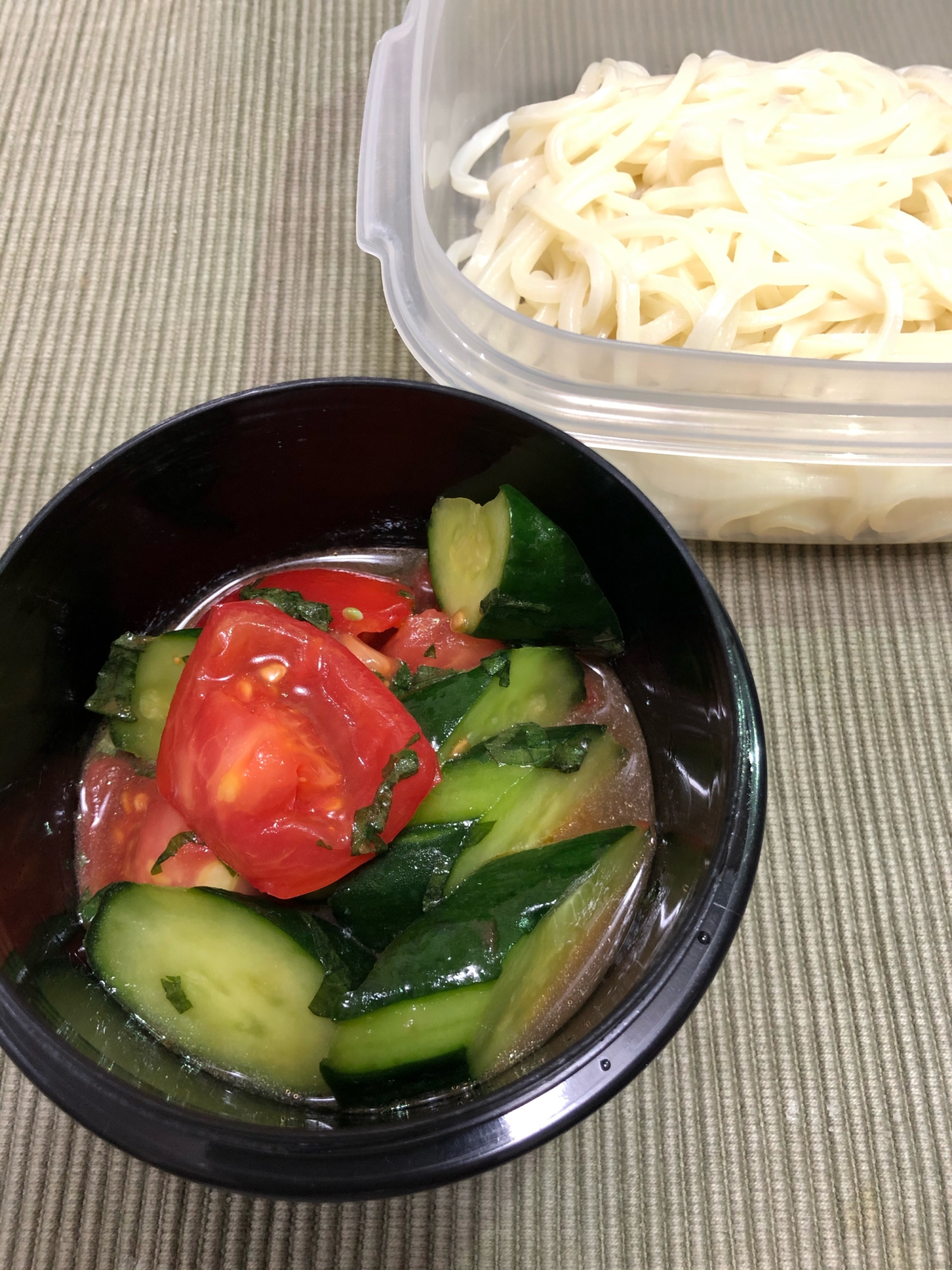 簡単弁当★キュウリとトマトのサラダうどん弁当
