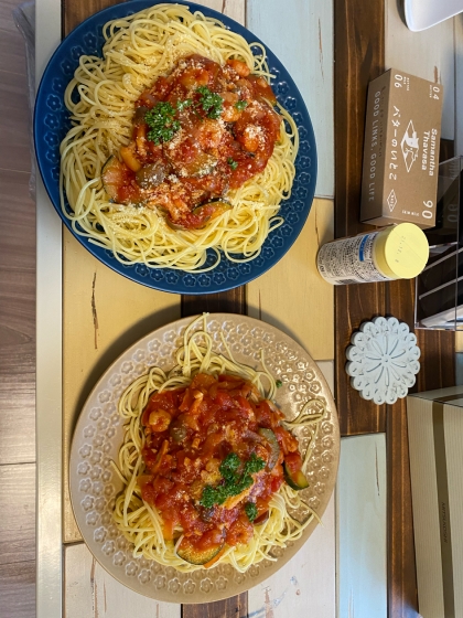 休みの日に作りました♪あえずにパスタにかけました。ズッキーニがトマトソースと合っておいしかったです‼︎