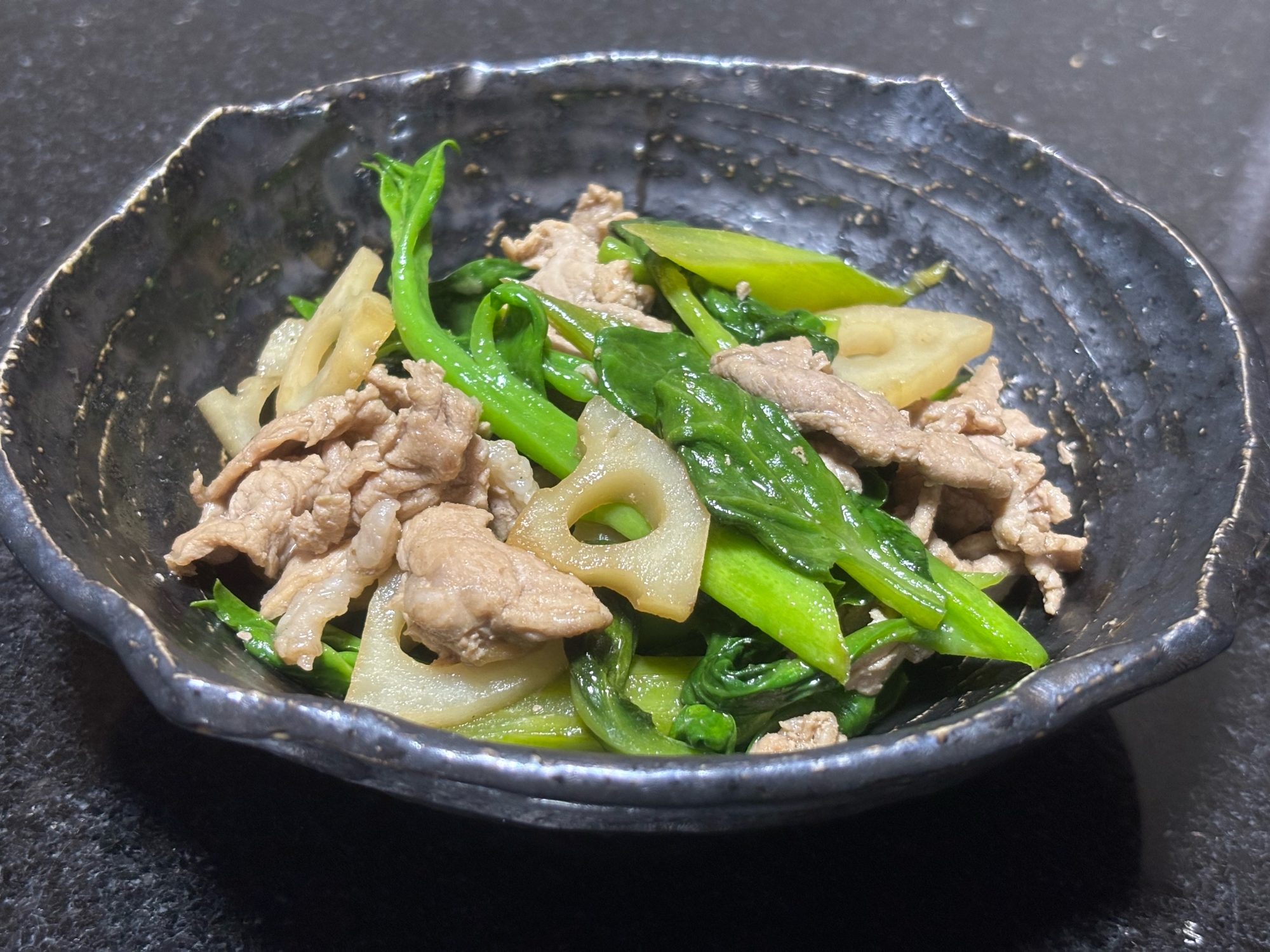 つるむらさきをナンプラーで！豚こま肉の炒め物