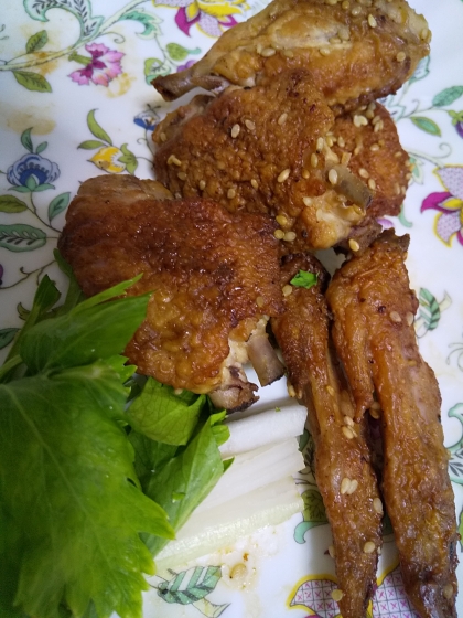 胡麻と胡椒たっぷり鶏手羽先の甘辛煮