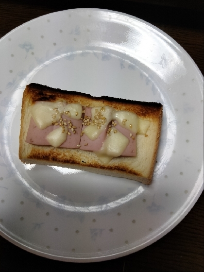 魚肉ソーセージと胡麻のチーズトースト