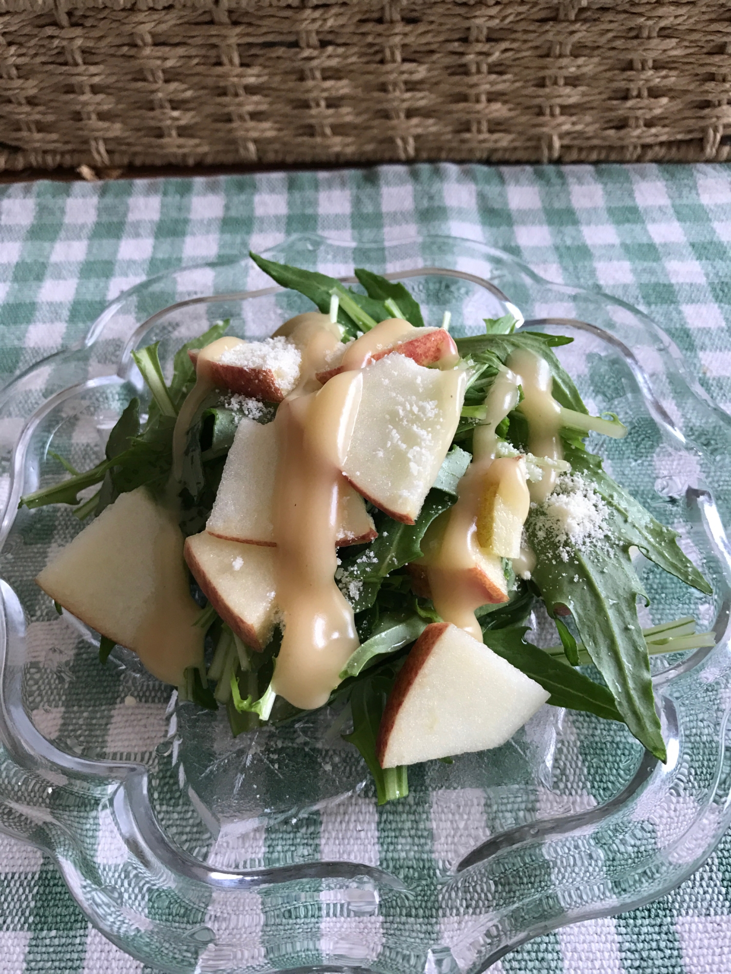 水菜とりんごのチーズサラダ