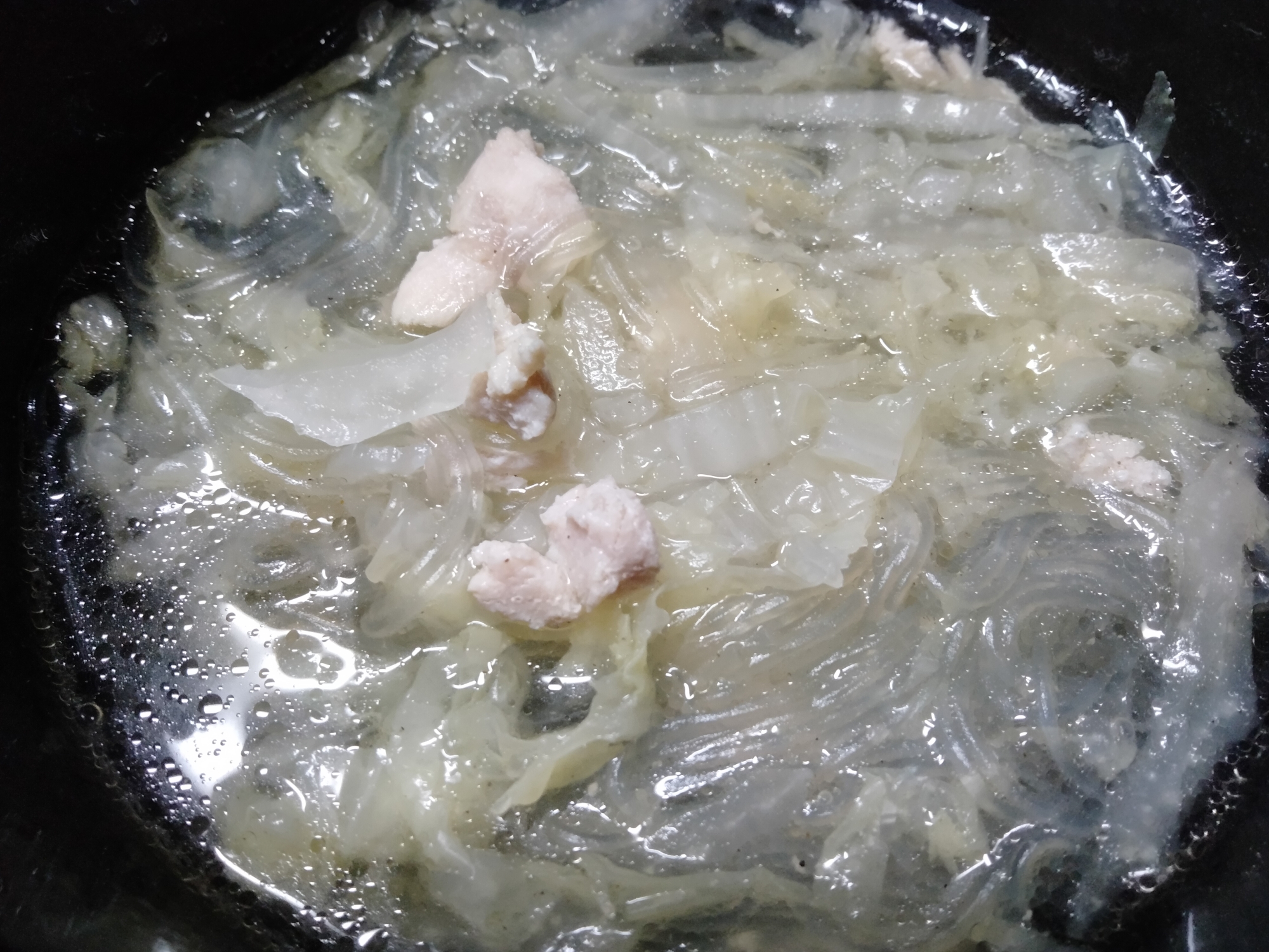 鶏皮出汁の鶏肉と白菜と春雨スープ