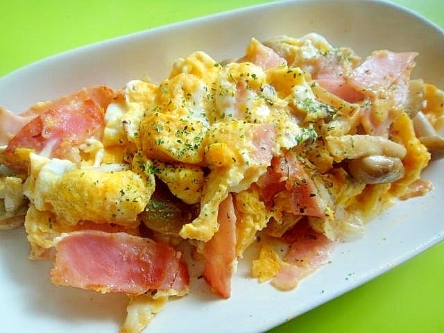 しめじとベーコンのマヨ卵炒め