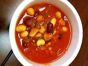 豆のトマトスープ