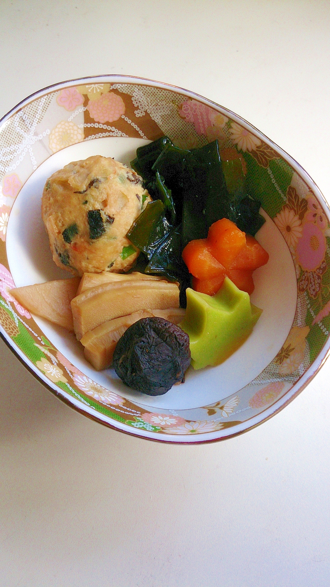 肉団子とわかめ・タケノコ・生麩の煮物