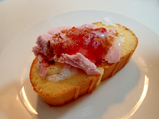 苺アイスと苺ジャムのシナモン香る生ロールケーキ