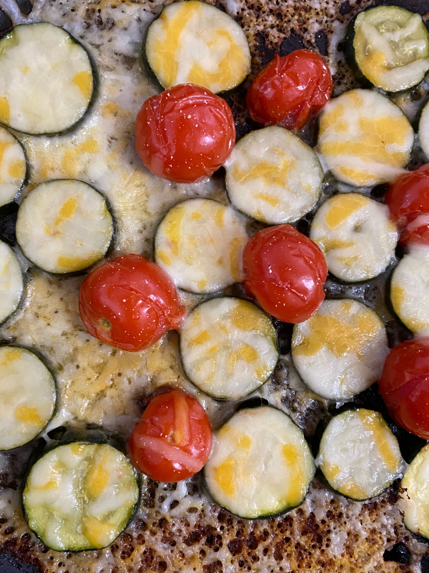 ズッキーニとトマトのパリパリチーズピザ