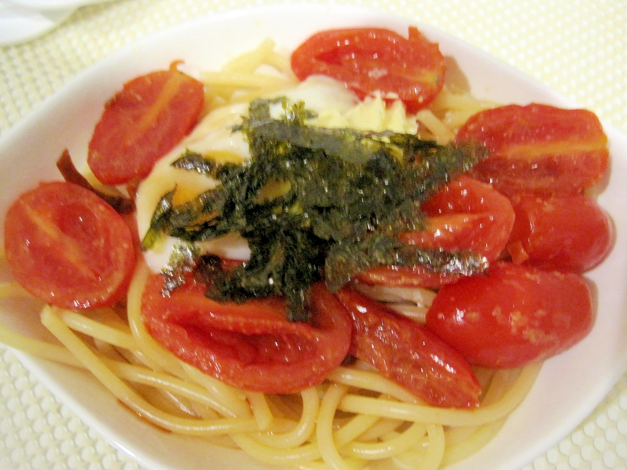 ミニトマトと温泉卵のバター醤油パスタ